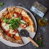 Pietra per pizza con manico e coltello, in cordierite, rotonda 33 cm - 12 