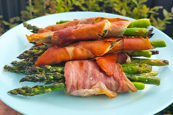 Asparagi verdi avvolti nel prosciutto di Parma alla griglia a gas