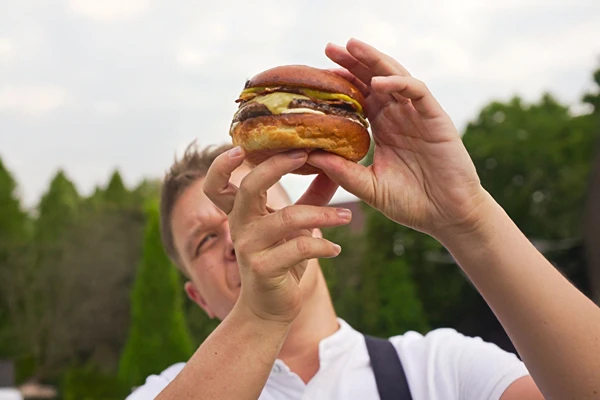 Burger con ketchup di banana, bacon e maionese al whisky