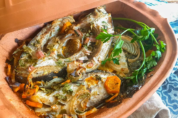 Carpa nella pentola romana in terracotta