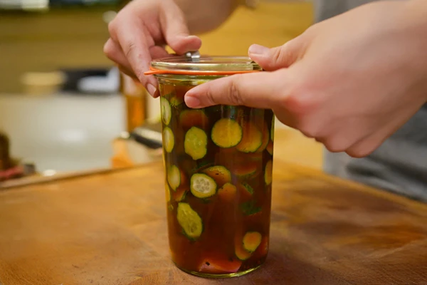 Cetrioli marinati in marinata BBQ