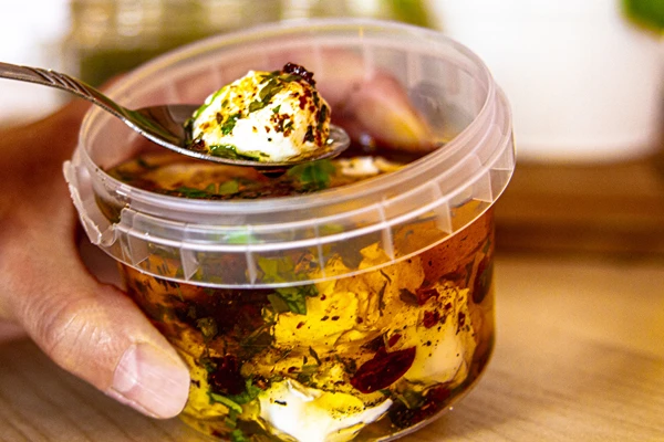 Ciliegine di yogurt in olio con erbe e spezie