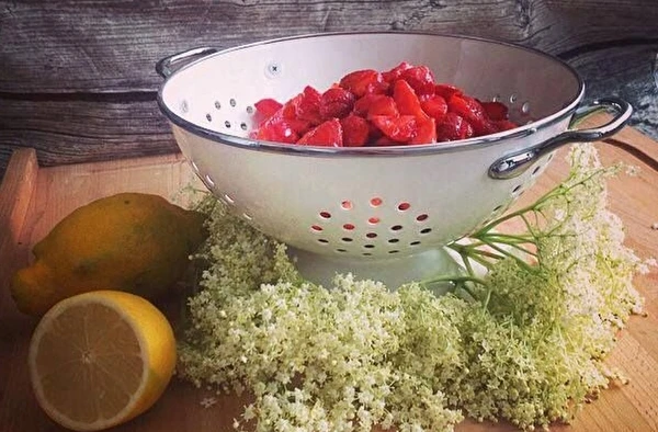 Confettura di fragole con fiori di sambuco