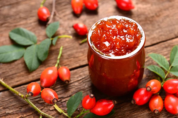 Confettura di frutti di rosa canina