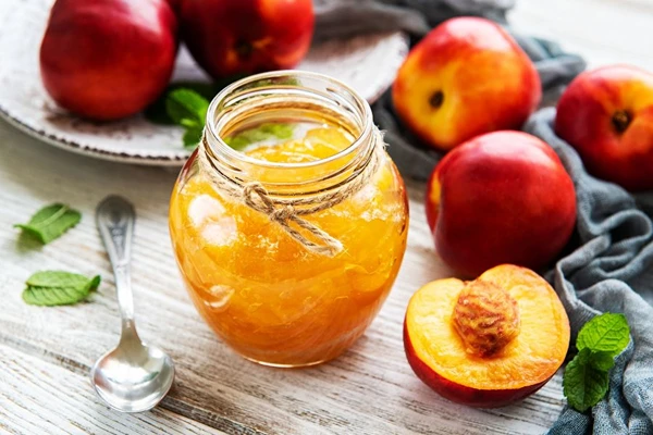 Confettura di pesche al rosmarino