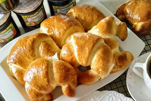 Cornetti di farro lievitati con confettura