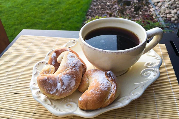 Cornetti lievitati con marmellata