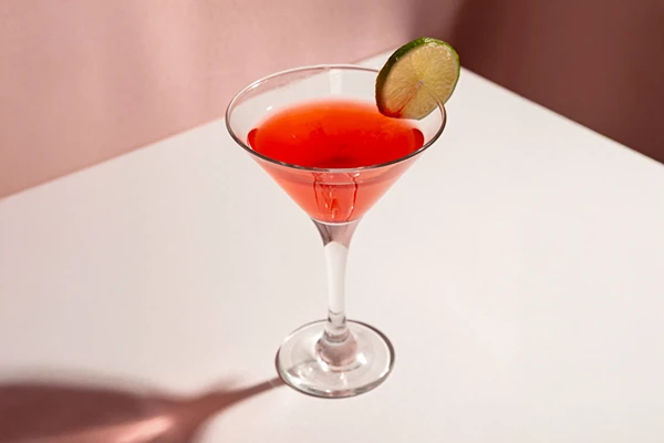 Cosmopolitan - un cocktail intramontabile in versione casalinga