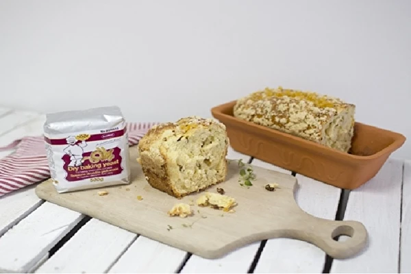 Dolce lievitato fatto in casa con ribes e crumble