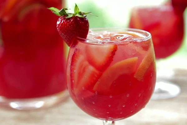 Wino truskawkowe z nutą kwiatów czarnego bzu
