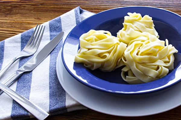 Domowy makaron typu tagliatelle