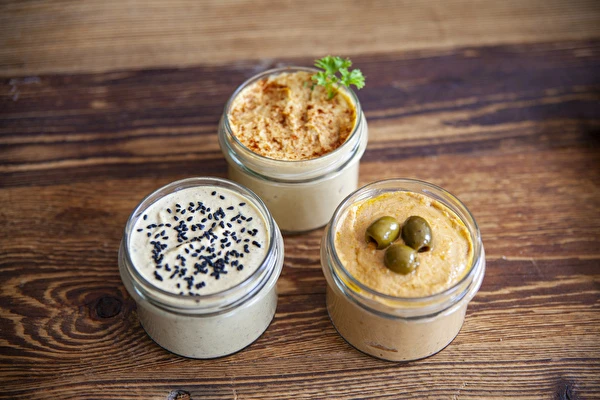 Hummus in diverse varianti di gusto