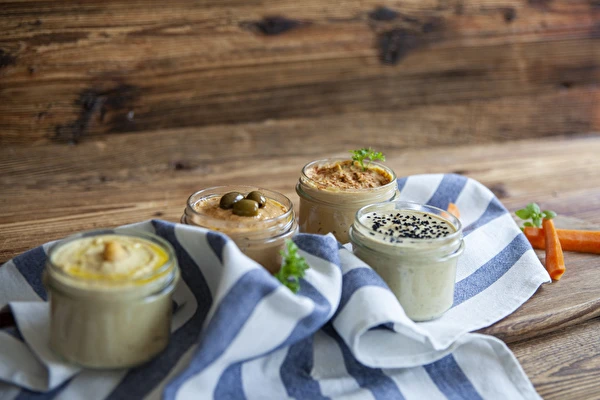 Hummus in diverse varianti di gusto