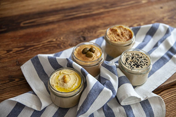 Hummus w różnych wersjach smakowych