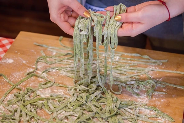 Pasta agli spinaci con formaggio fresco e pancetta