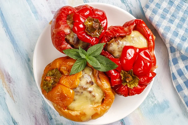 Peperoni ripieni dal barbecue a gas