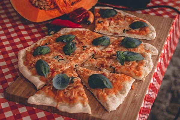 Pizza fatta in casa con salsa di zucca