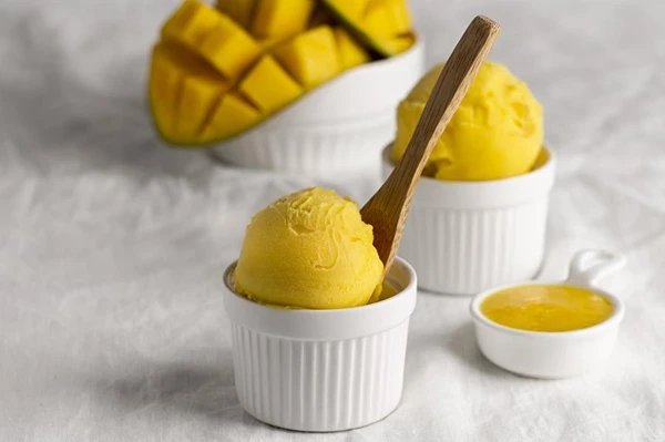 Rinfrescante sorbetto al mango - naturale, leggero e pieno di gusto!