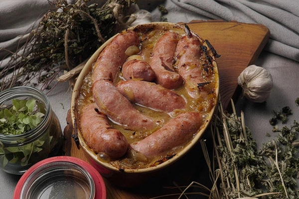 Salsiccia bianca al forno con birra, senape e cipolle