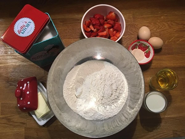 Torta lievitata senza impastare alle fragole