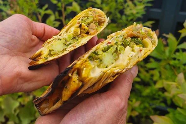 Tortillas grigliate con salmone affumicato e broccoli