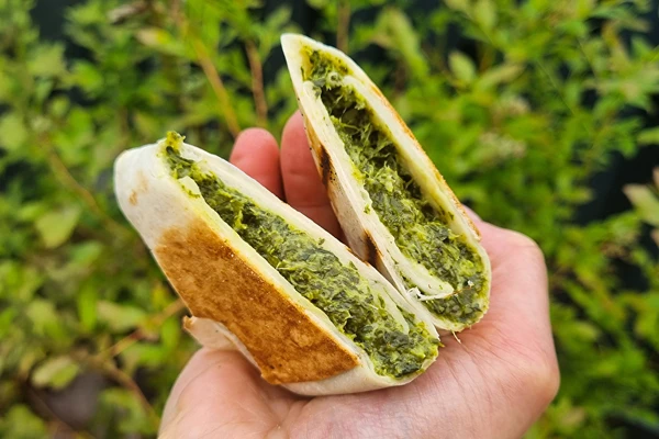 Tortillas grigliate con spinaci e feta