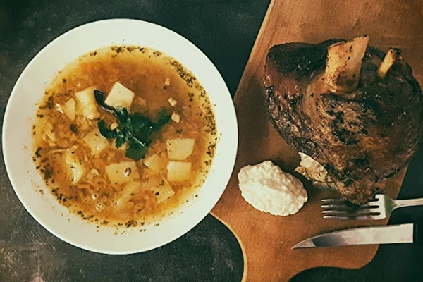 Zuppa di piselli secchi con stinco di maiale
