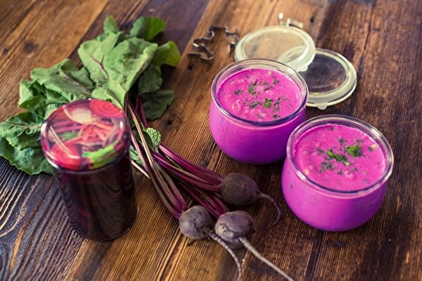 Zuppa fredda con kvass di barbabietole fermentate