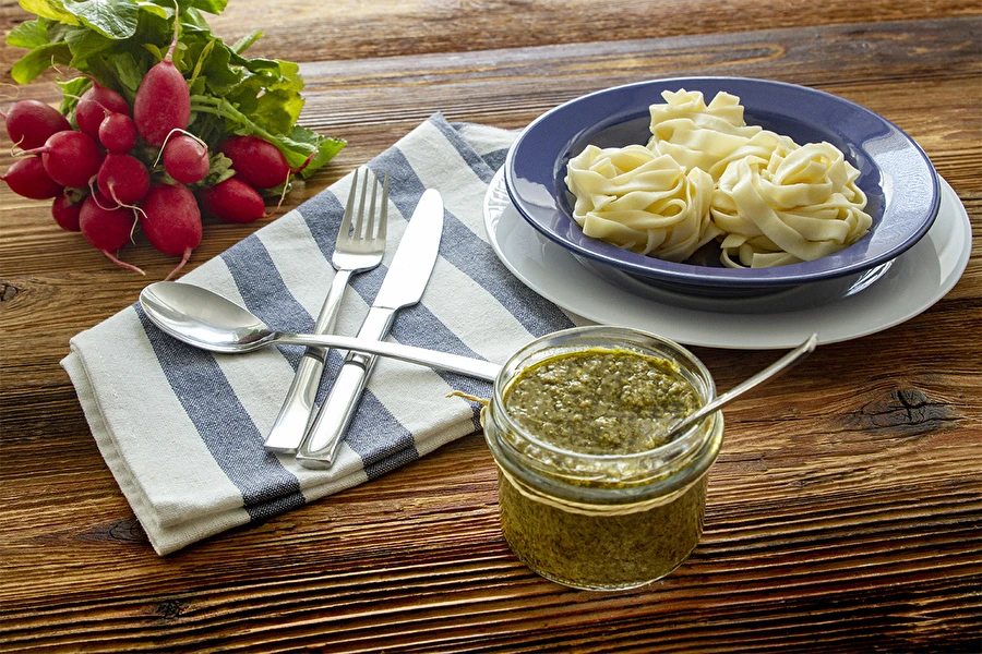 Pesto z liści rzodkiewki